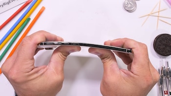 Pruebas de JerryRigEverything e iFixit