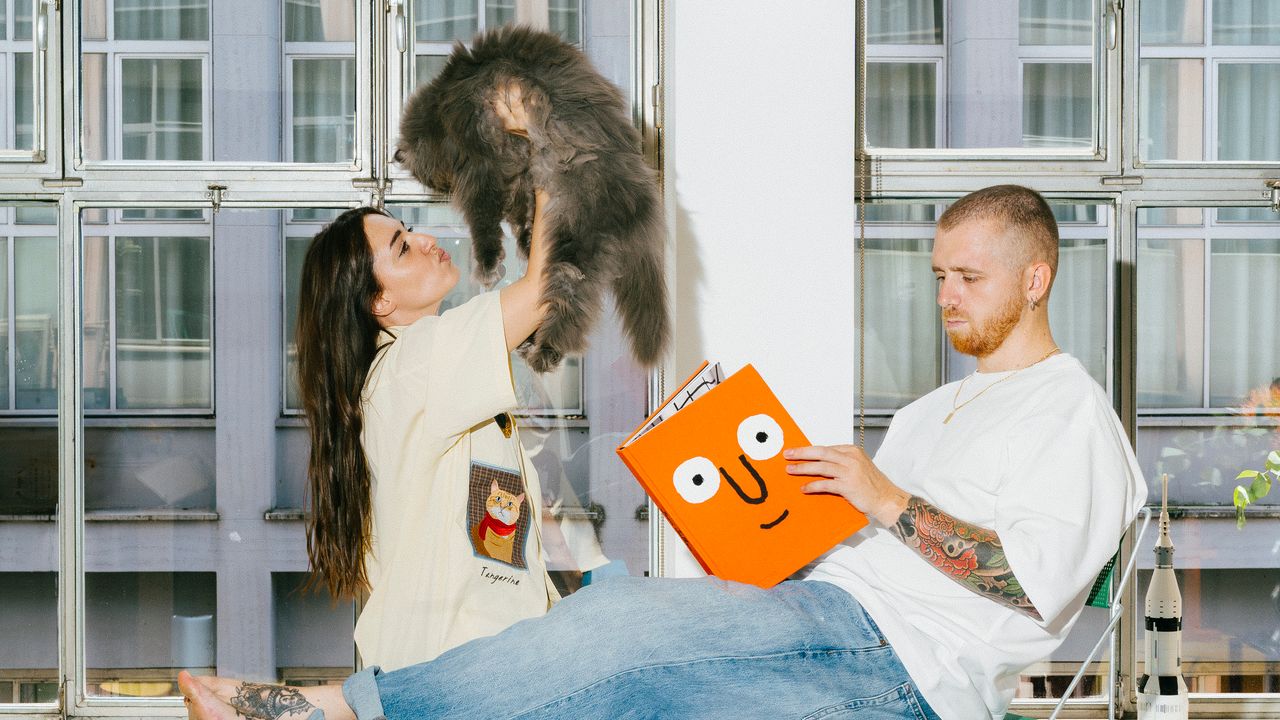 Decoración arte pop y diseño ecléctico en la casa-estudio de una pareja creativa: “Queríamos un lugar que hablara nuestro idioma”