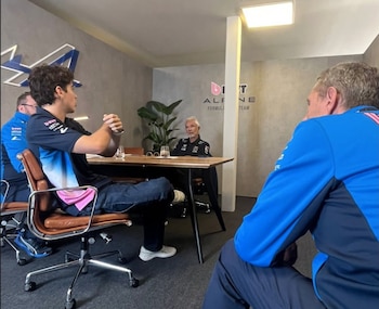 Colapinto hablando con Briatore en