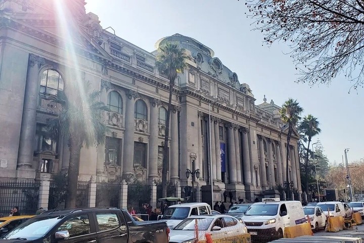 Fotografía de la fachada de la Biblioteca Nacional, en Santiago (Chile). EFE/ Elvis González