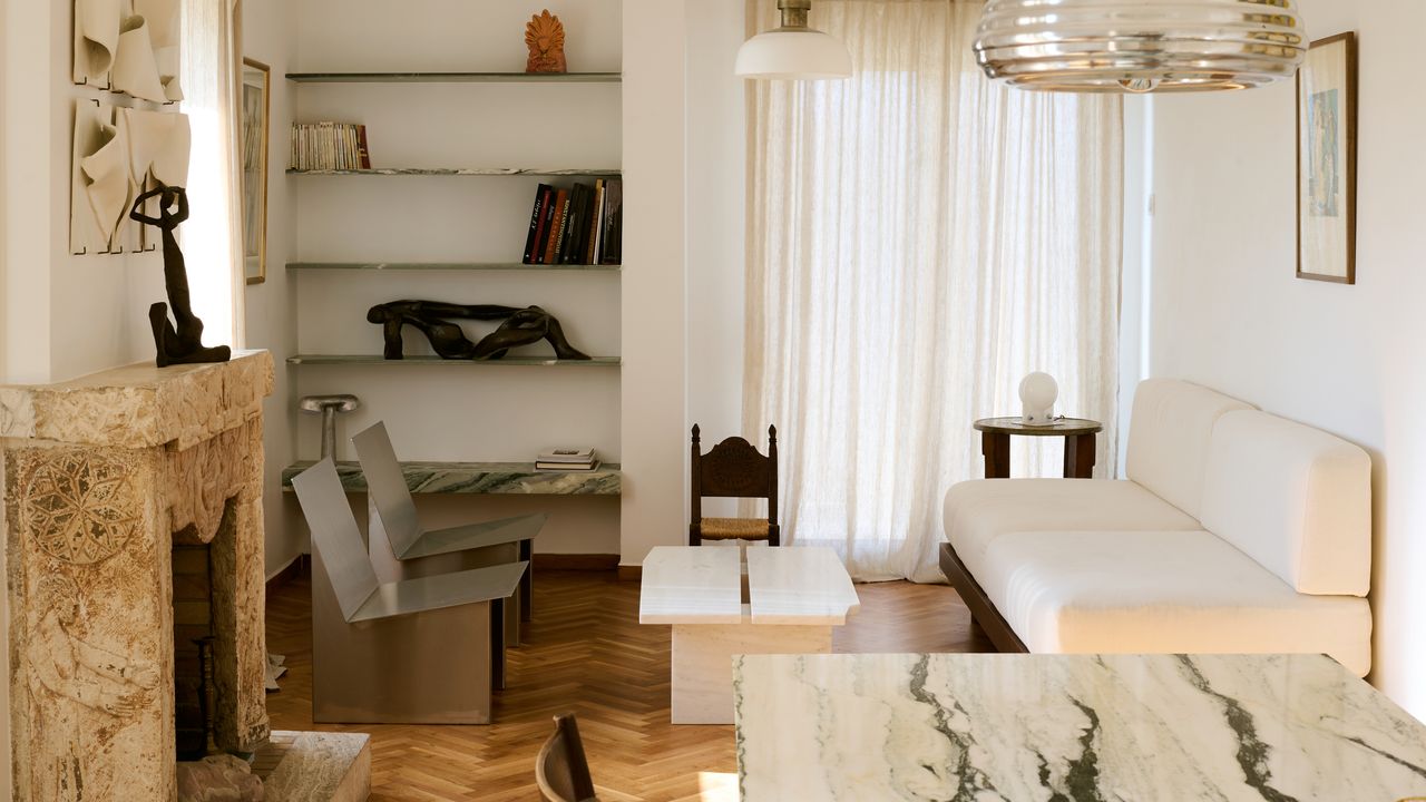 Así transforma una arquitecta la casa de su abuela en un ático de 75 m2 que es toda una carta de amor a Atenas (y a las vistas a la Acrópolis de su terraza)