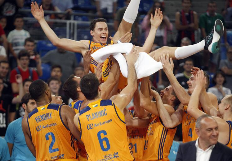 Kuric, manteado tras ser MVP de la Supercopa conquistada por el Granca.