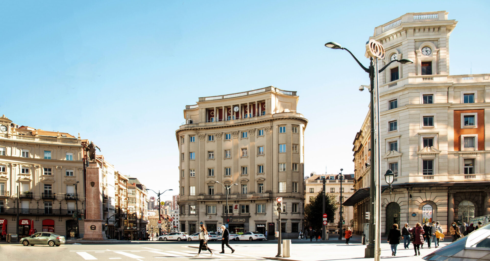 La Diputada General de Bizkaia y el Alcalde de Bilbao realizan el corte de cinta que da comienzo a la undécima etapa de La Vuelta