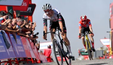 Joao Almeida se impone a Vingegaard en el ascenso al Angliru y mantiene la lucha por el maillot rojo de La Vuelta a España 2025 | Más deportes