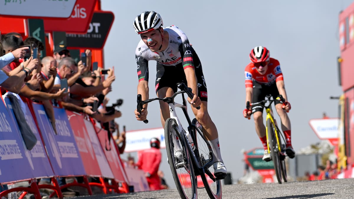 Joao Almeida se impone a Vingegaard en el ascenso al Angliru y mantiene la lucha por el maillot rojo de La Vuelta a España 2025 | Más deportes