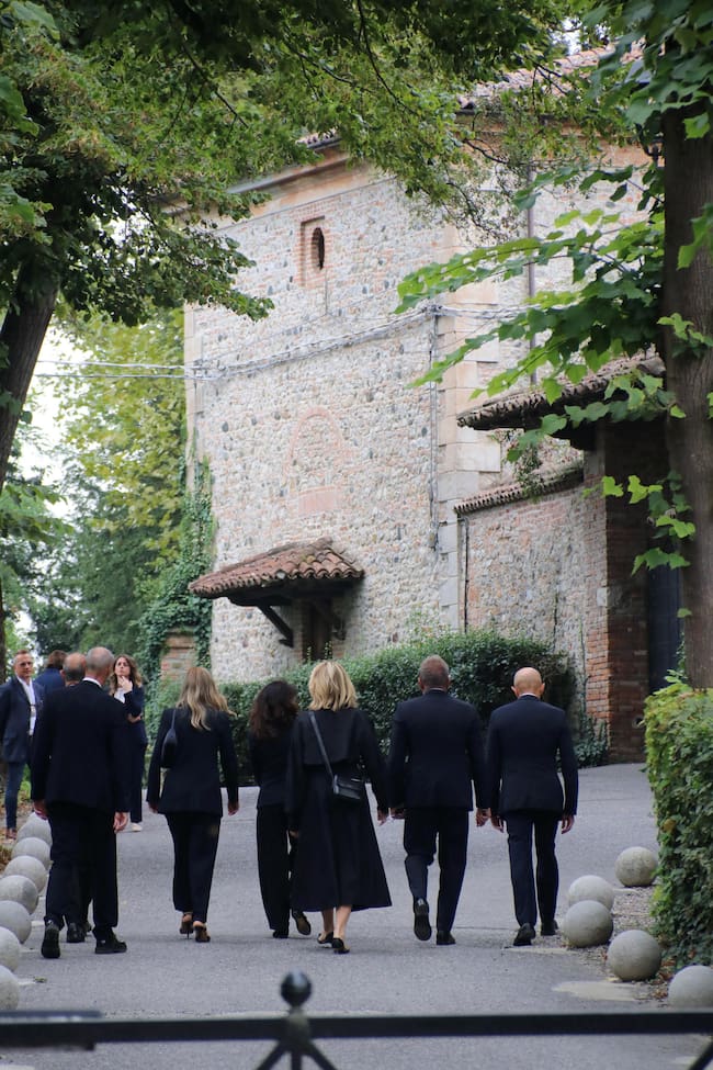 Invitados en el funeral privado de Giorgio Armani en la iglesia de San Martino, en el pequeño pueblo de Rivalta