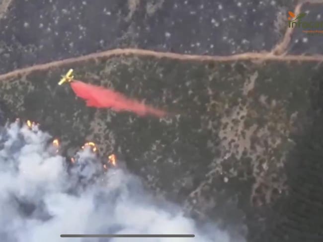 Hidroavión descargando retardante en el incendio del Pico del Lobo