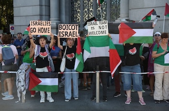 Manifestantes propalestinos con banderas y