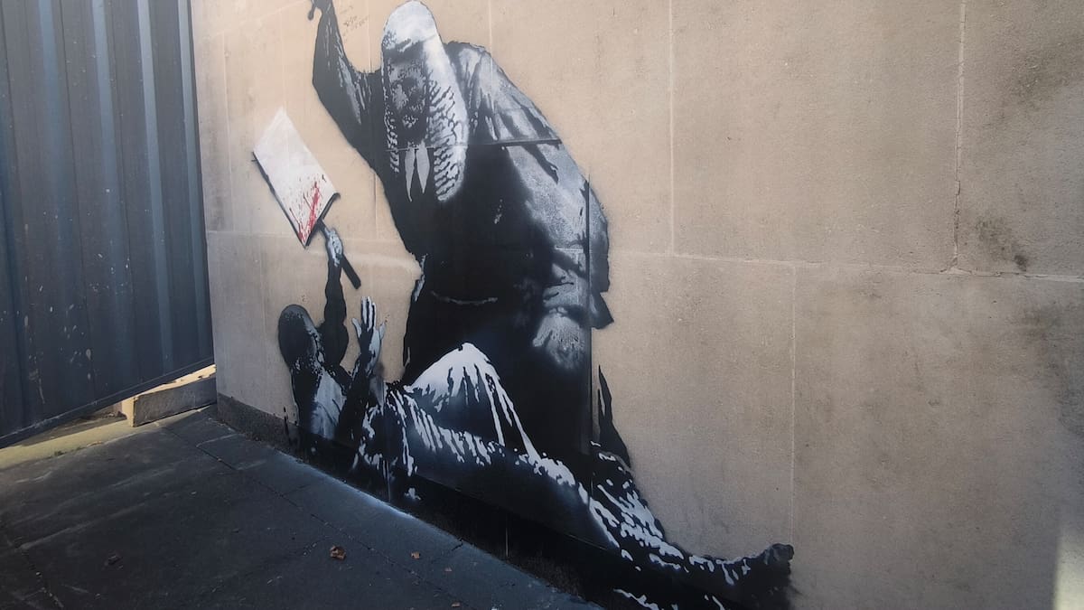 Borran el mural que Banksy pintó en la fachada del Tribunal de Justicia de Londres | Internacional