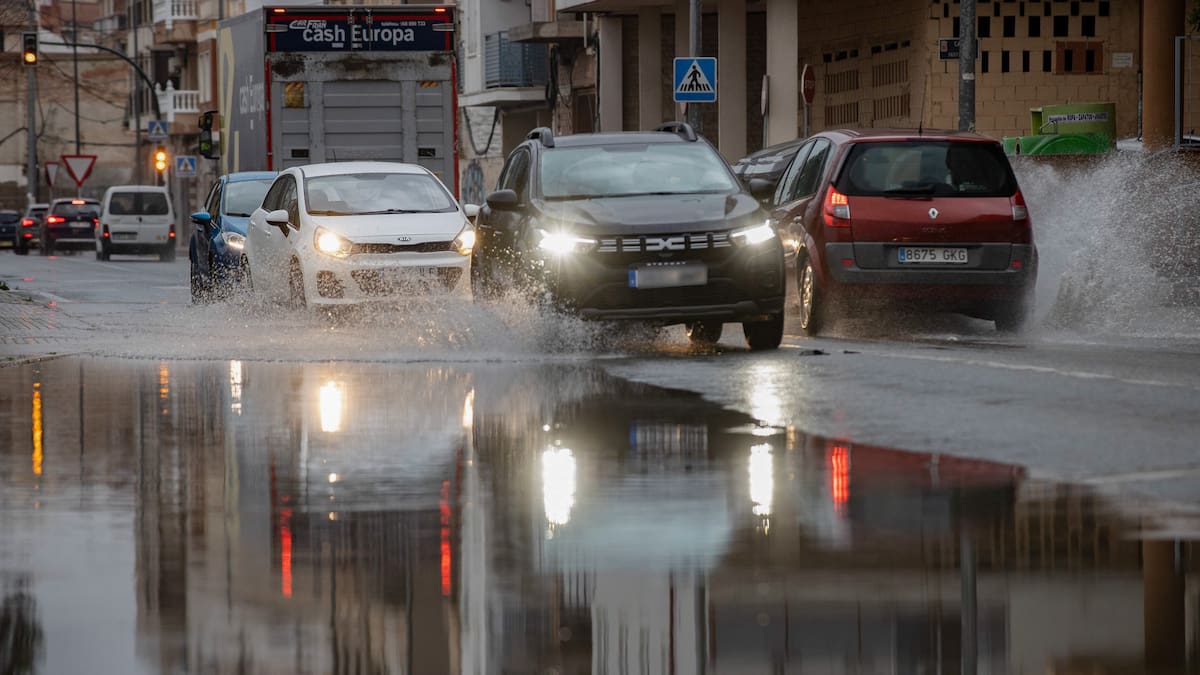 Emergencias rescata de sus vehículos a cuatro personas atrapadas por las lluvias en la Región | Sociedad