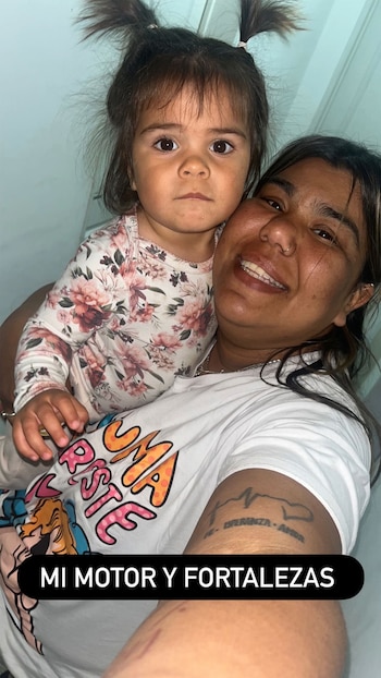 Camilota junto a una de