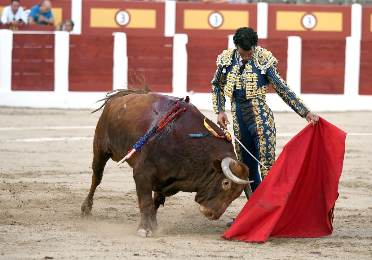 Morenito le cortó las dos orejas a Cigarrero, un toro de vuelta al ruedo