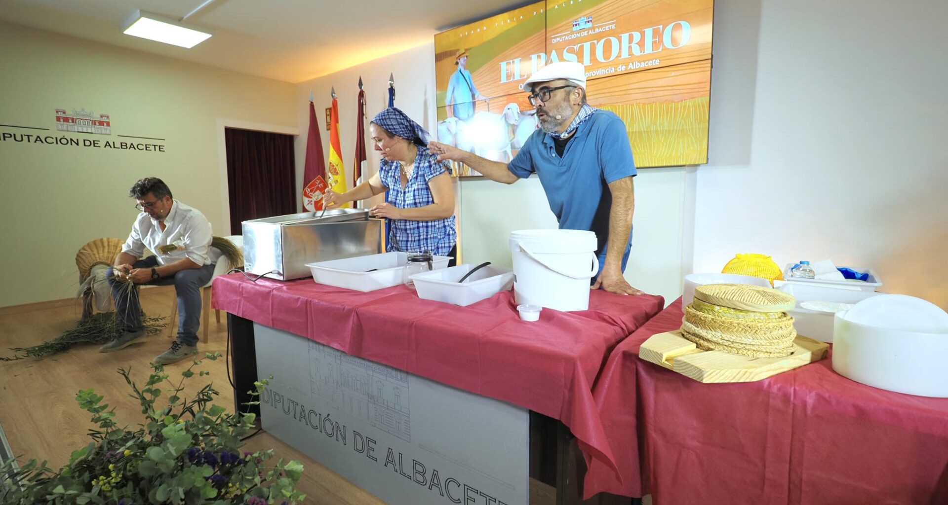 La Feria de Albacete se convierte en escuela de pastores con los talleres de queso y pleita en el stand de la Diputación