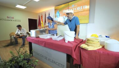 La Feria de Albacete se convierte en escuela de pastores con los talleres de queso y pleita en el stand de la Diputación