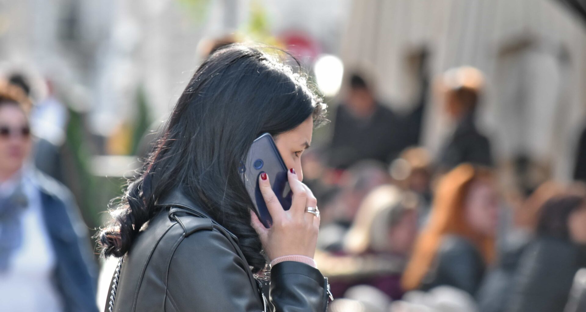 Mujer hablando por el móvil