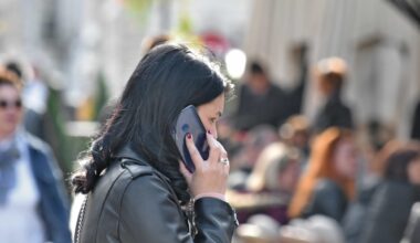 Mujer hablando por el móvil