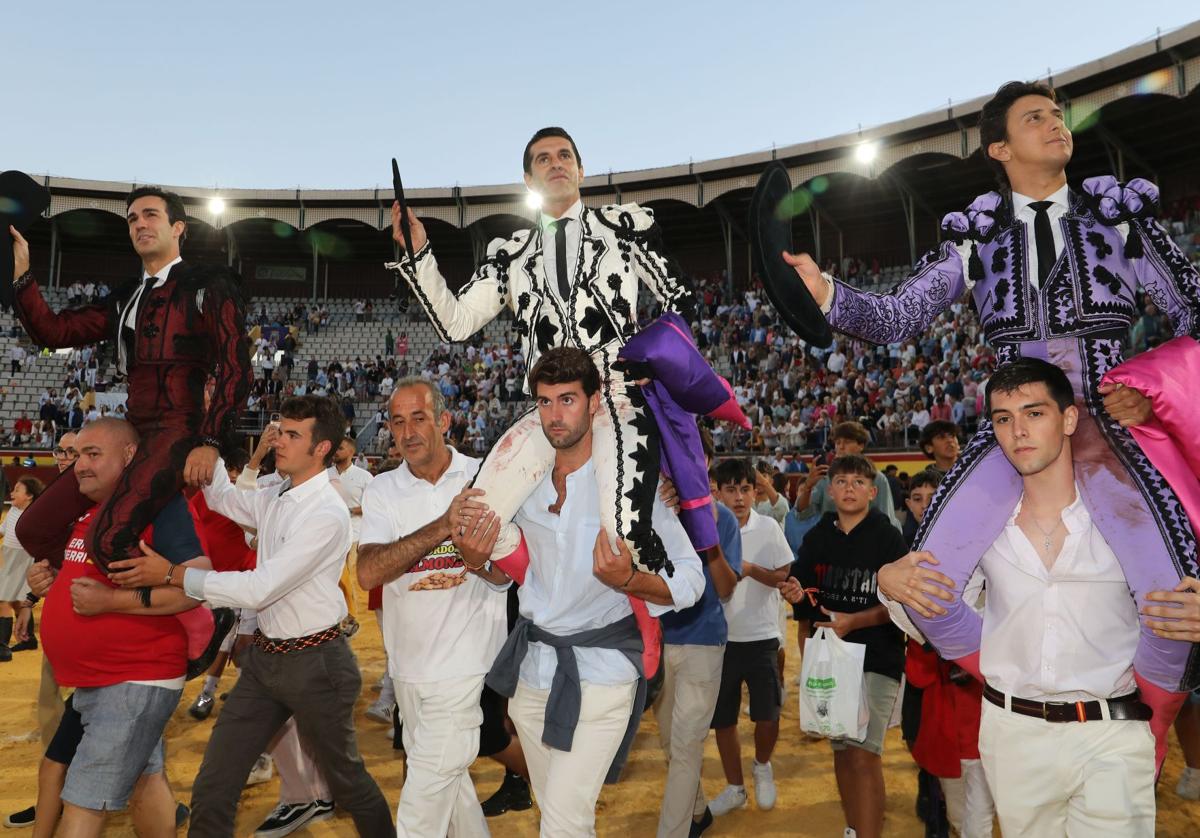 El presidente despilfarra orejas y saca a hombros a Talavante, Roca Rey y Tomás Rufo