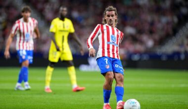 Antoine Griezmann distribuye un balón durante el partido de este sábado.