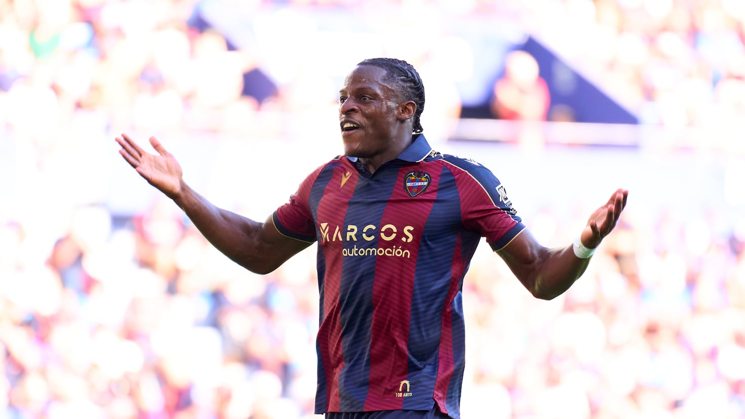 El Girona se coloca la diana en el pecho y el Levante dispara