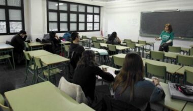 "Una muestra más de la persecución al valenciano": STEPV Castelló denuncia la eliminación de autores baleares y catalanes de los libros | Sociedad