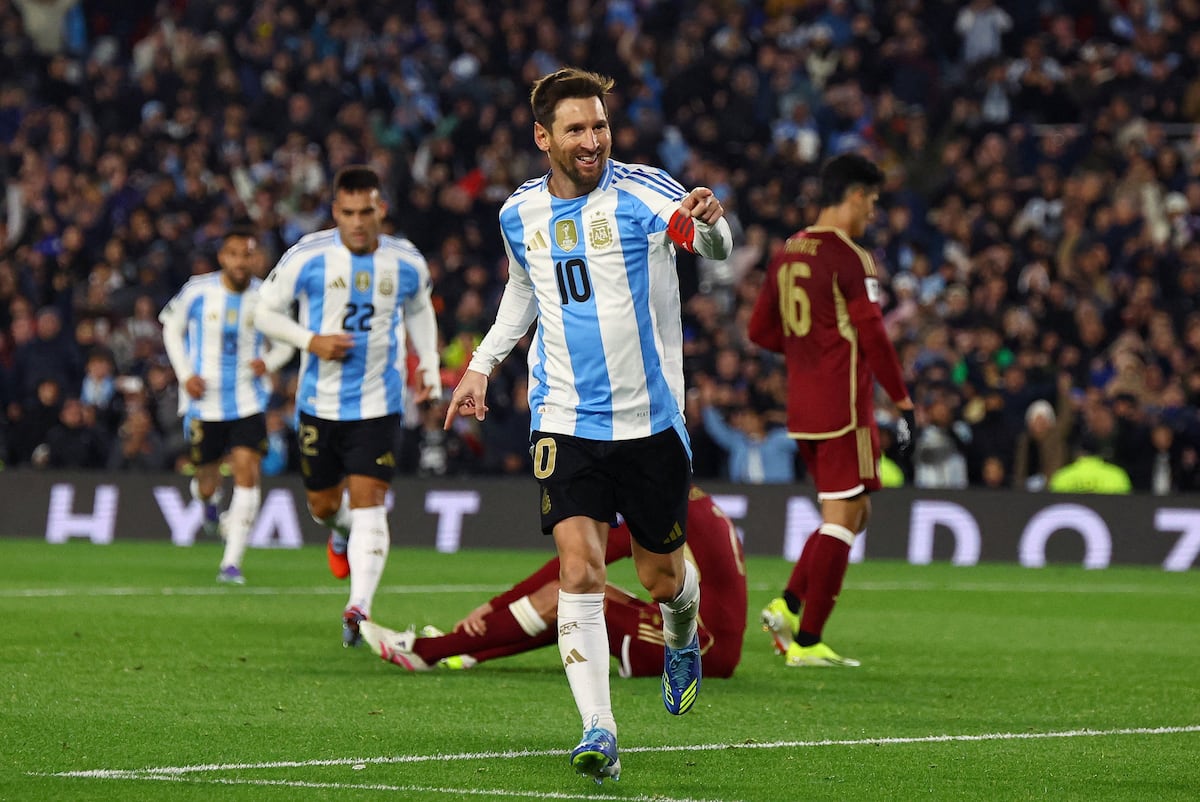 Lionel Messi celebra su tercer gol en el Estadio monumental de Buenos Aires, este jueves.