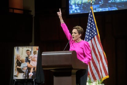 Kari Lake, durante el homenaje a Charlie Kirk.