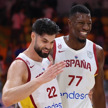 LIMASSOL (Cyprus), 31/08/2025.- Spain's Santiago Yusta (L) and Yankuba Sima (R) celebrate after winning the FIBA EuroBasket 2025 group C basketball match between Spain and Cyprus at the Spyros Kyprianou Arena in Limassol, Cyprus, 31 August 2025. (Baloncesto, Chipre, España) EFE/EPA/GEORGI LICOVSKI
