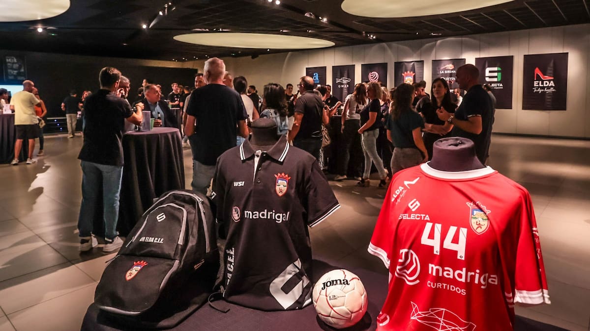 El Bm. Elda - C.E.E. sale de casa para presentar a su primera plantilla | Más deportes