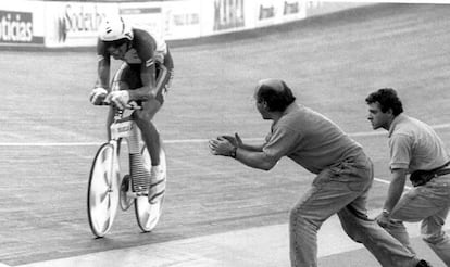 Indurain rueda en el velódromo de Burdeos para batir el récord de la hora, en 1994.