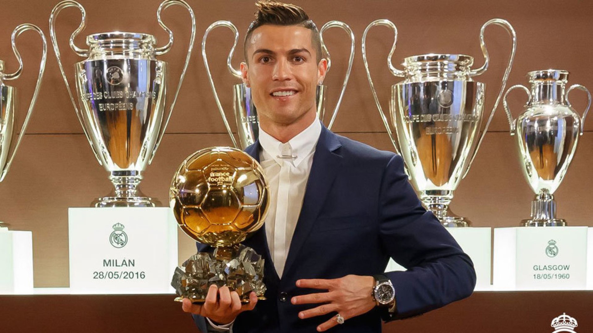 Cristiano Ronaldo valoró la Eurocopa conquistada por Portugal y la undécima Copa de Europa del Real Madrid tras ganar el Balón de Oro 2016 que concede France Football.