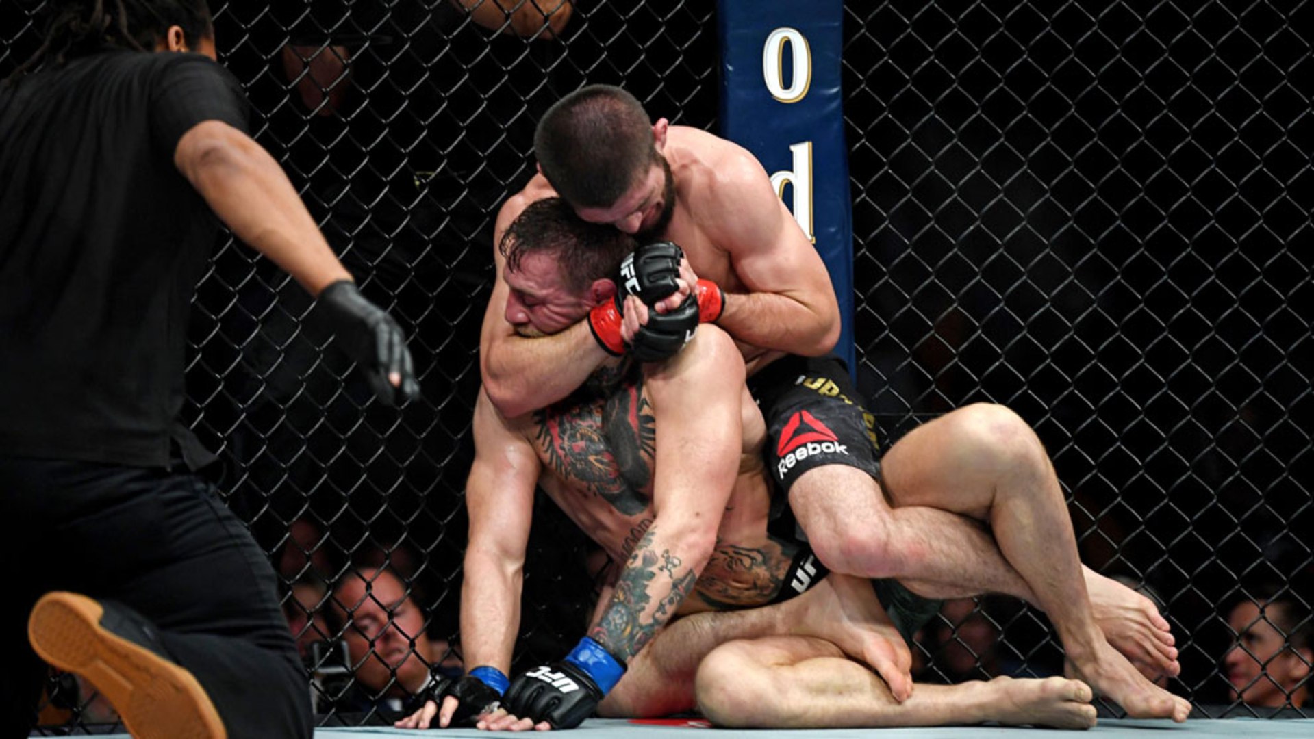 Khabib Nurmagomedov, sometiendo a Conor McGregor.