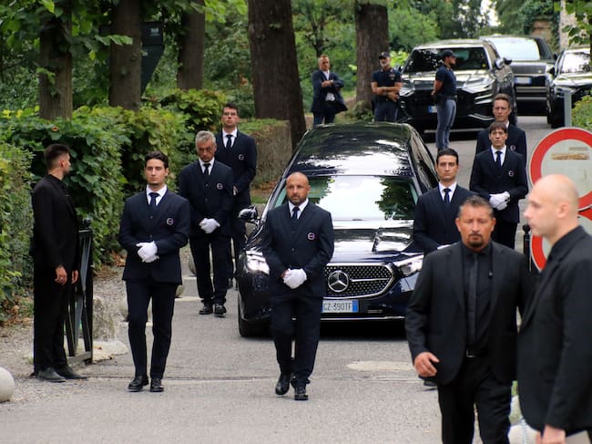 Un coche fúnebre escoltado transportó el ataúd del diseñador de moda italiano Giorgio Armani durante el funeral privado en la iglesia de San Martino, en el pequeño pueblo de Rivalta