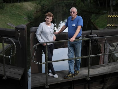 Alicja y Slawomir, encargados de una esclusa del canal que conecta la ciudad de Augustów con Bielorrusia.