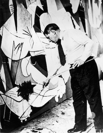 Pablo Picasso en su estudio