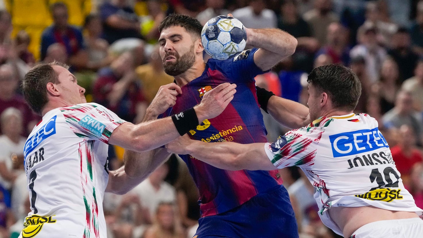 Al Barça se le va el empate al poste