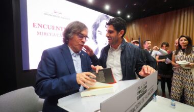 “Busco el estallido de poesía que hay en todas las cosas”: Cărtărescu llena el Salón de Actos de la Diputación en un encuentro inolvidable con lectores y lectoras de la provincia