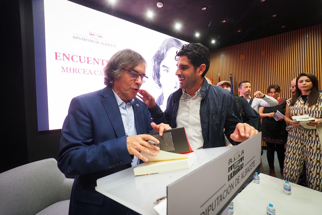“Busco el estallido de poesía que hay en todas las cosas”: Cărtărescu llena el Salón de Actos de la Diputación en un encuentro inolvidable con lectores y lectoras de la provincia