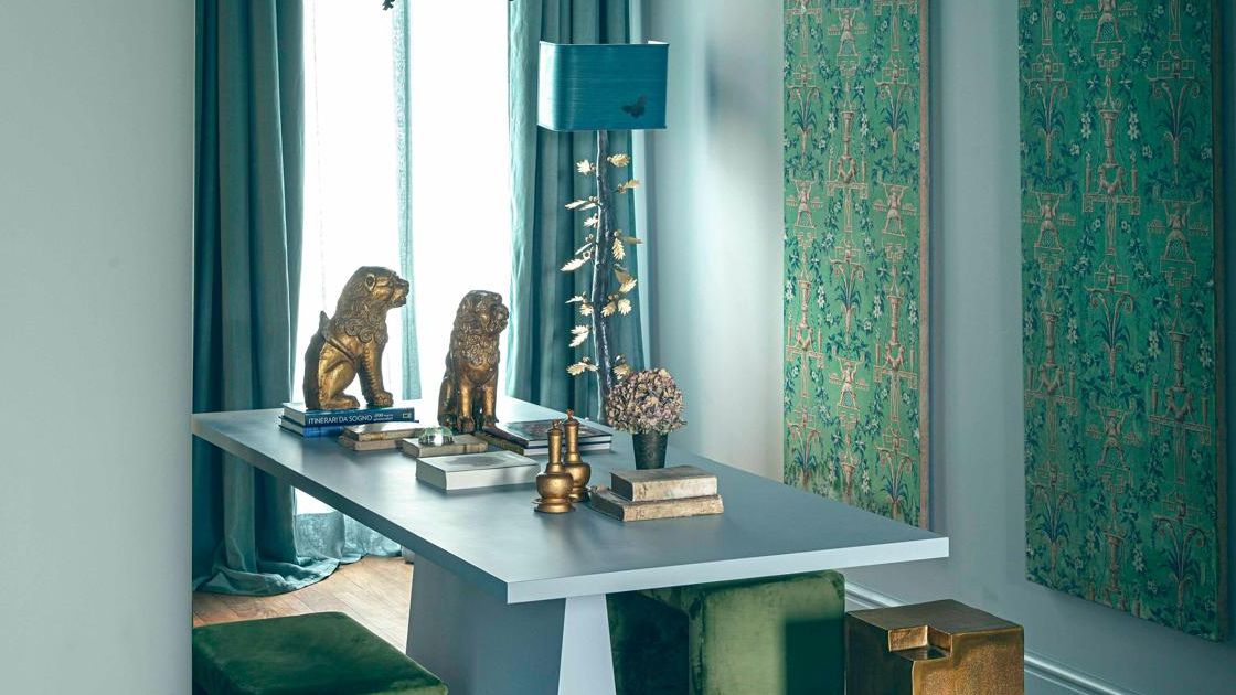 Un arquitecto trae el mar a esta casa azul llena de contrastes: “Es contemporánea y clásica al mismo tiempo, elegante e informal, la unión de los opuestos”