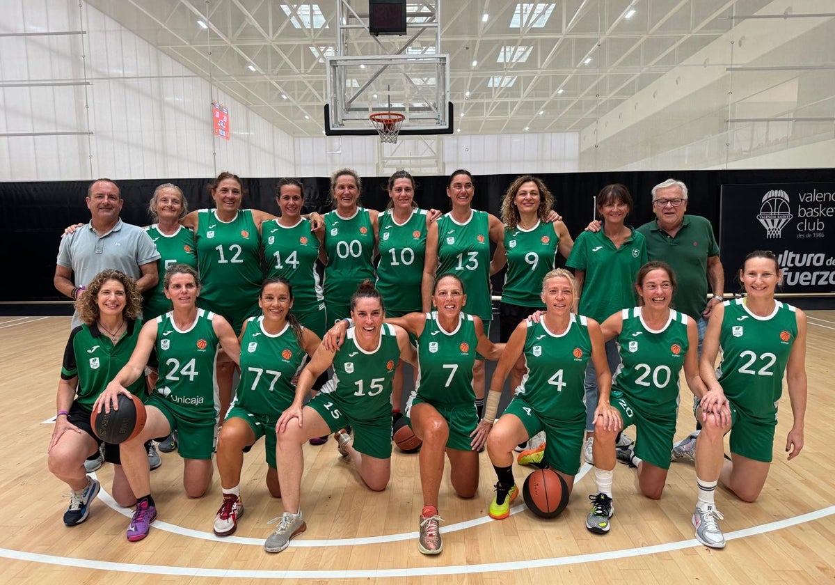 El Unicaja femenino +50, imparable, levanta un nuevo trofeo en Valencia