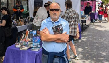 El escritor almeriense Diego Uribe presenta «Rito de iniciación», un libro aclamado por la crítica americana