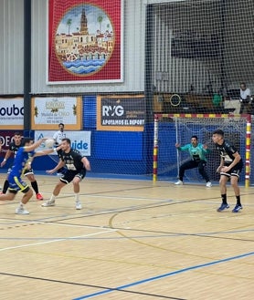 Imagen secundaria 2 - Varias acciones del partido