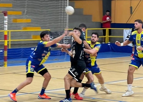 Imagen secundaria 1 - Varias acciones del partido