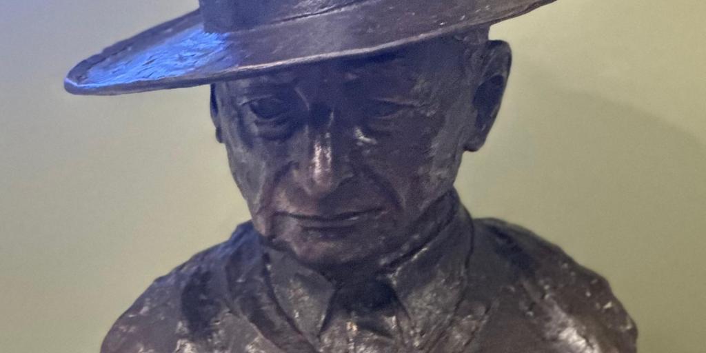 Kreg Harrison expone sus esculturas taurinas en Sevilla durante la Feria de San Miguel