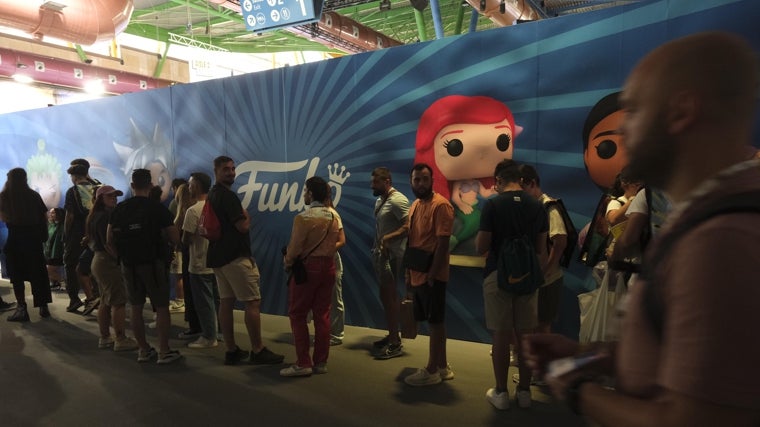 La cola para comprar un Funko Pop rodea gran parte de la Sala de Exhibición del recinto