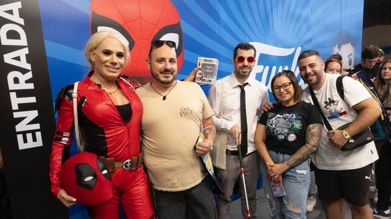 Aficionados posan frente al stand mientras esperan su turno para adquirir piezas únicas