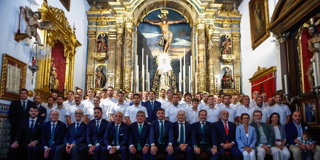 El Real Betis realiza su ofrenda floral del curso 2025-26 en la Hermandad del Museo