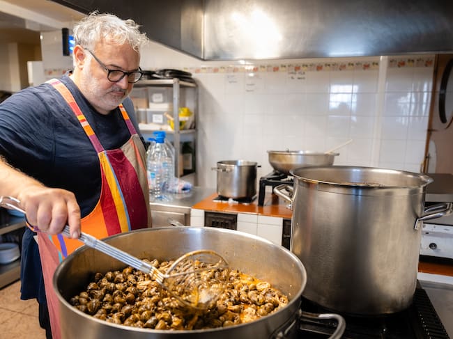 El chef Pere Arpa ofrece un menú de 20 euros con platos icónicos de la cocina catalana, como los caracoles.