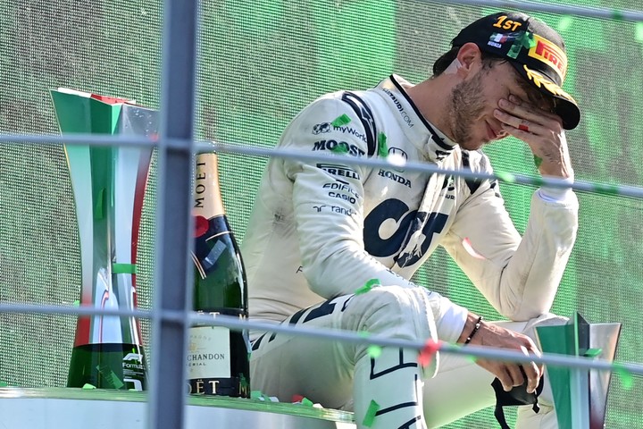 La emoción de Pierre Gasly en el podio de Monza, en 2020. (Photo by MIGUEL MEDINA / POOL / AFP)