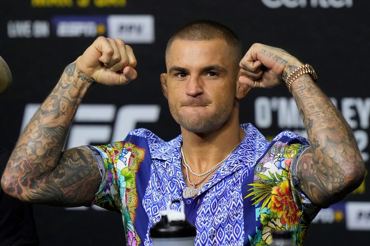 Dustin Poirier choca con Max Holloway. (AP Photo/Wilfredo Lee)