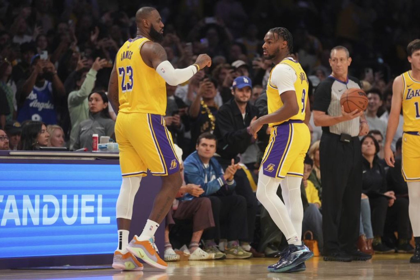 LeBron James, junto a su hijo Bronny.